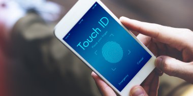 Cep telefonu kullanan adam