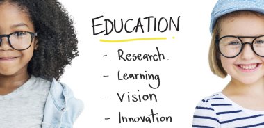 Gülümseyen güzel kızlar