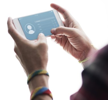 delikanlı ellerinde smartphone ile 