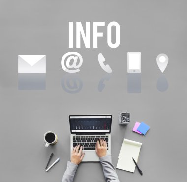 laptop ile çalışan kişi 