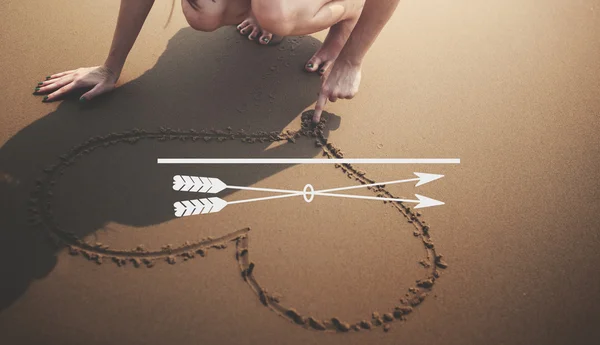 Femme dessin coeur symbole sur la plage — Photo