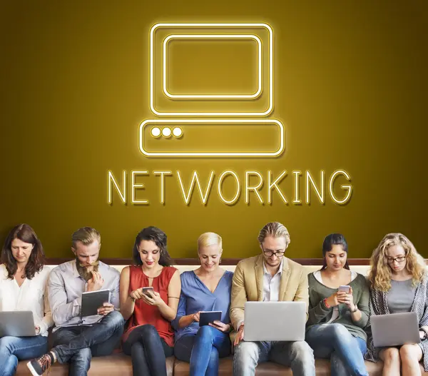Menschen sitzen mit Geräten und Netzwerken — Stockfoto