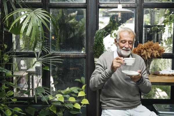 Uomo che beve tè — Foto Stock