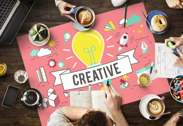 Tisch mit Poster mit kreativen — Stockfoto