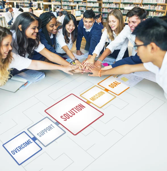 Studenten samen hand in hand — Stockfoto