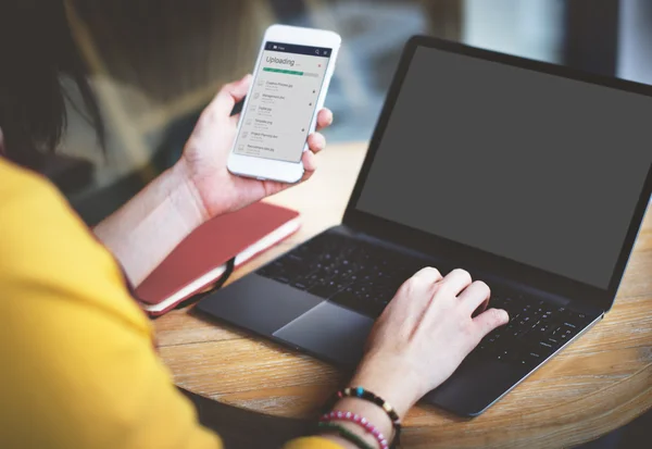 Kvinna med bärbar dator och telefon — Stockfoto