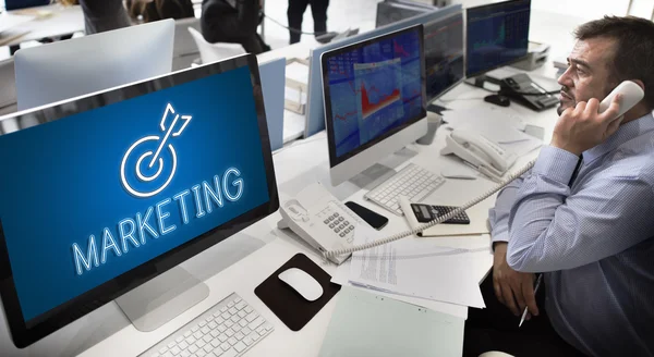 Zakenman die werken op de computer met marketing — Stockfoto