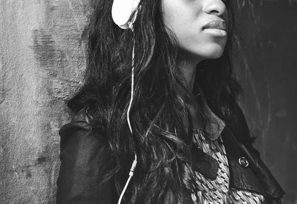 Mulher ouvindo música em fones de ouvido — Fotografia de Stock