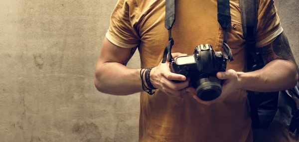 Mann mit Kamera auf der Straße — Stockfoto