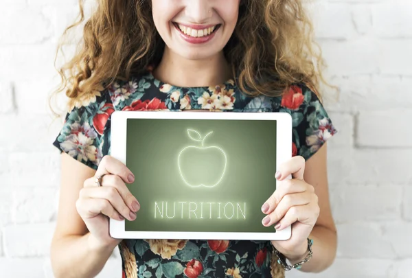 Ragazza con tablet digitale in mano — Foto Stock