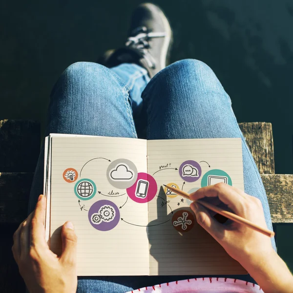 Mujer escribiendo en cuaderno —  Fotos de Stock