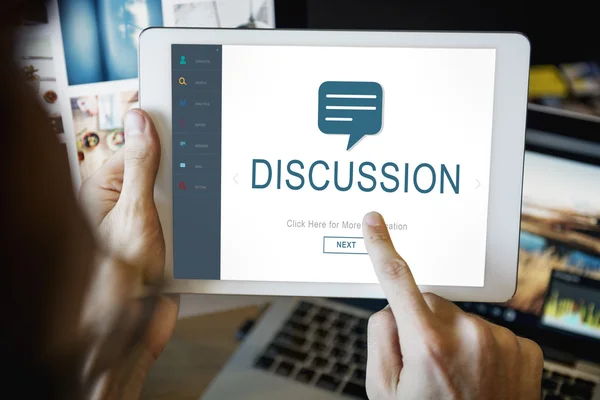 Tablette numérique avec message de discussion — Photo