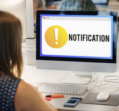 İşyeri masada bilgisayar kullanan kadın