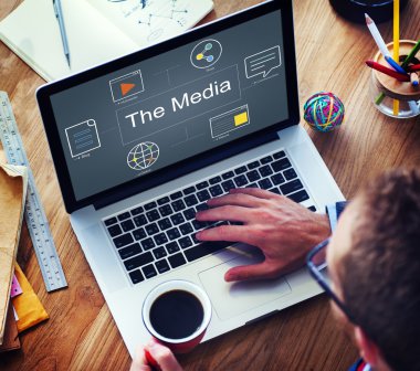 dizüstü bilgisayar kullanan adam