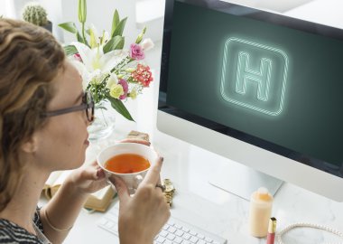 Bilgisayar Kullanan Kadın