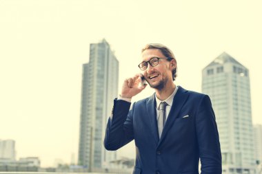 İş adamı cepten konuşuyor.