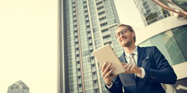 işadamı dijital tablet ile çalışma