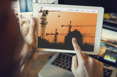 Dijital tabletli adam 