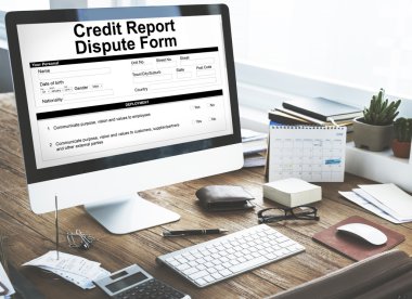 bilgisayar monitöründe ofis çalışma masası