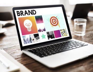 çalışma alanı tablo üstünde laptop  