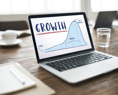 ahşap masa üstünde açılan laptop