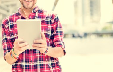 genç adam tablet kullanma 