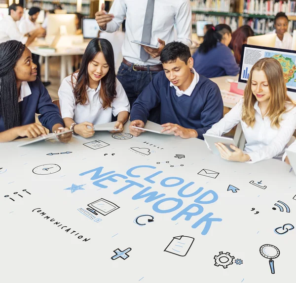 Camarades de classe diversité étudiant ensemble — Photo