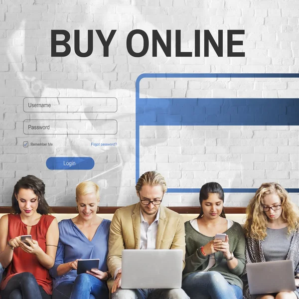 Personas se sientan con dispositivos y comprar en línea — Foto de Stock