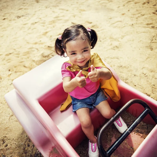 Маленькая девочка в розовой машине — стоковое фото