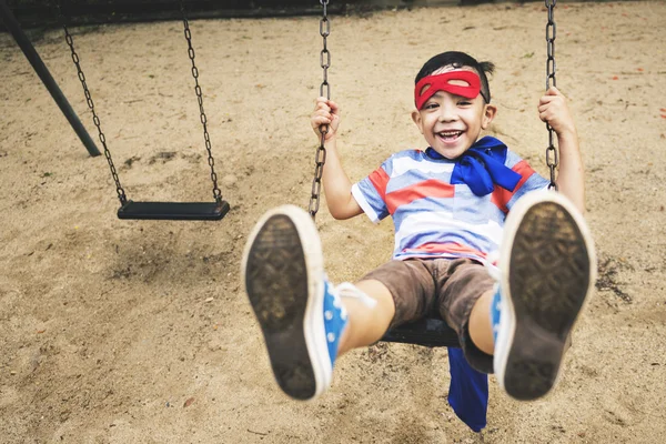 Kleiner Junge auf Spielplatz — Stockfoto