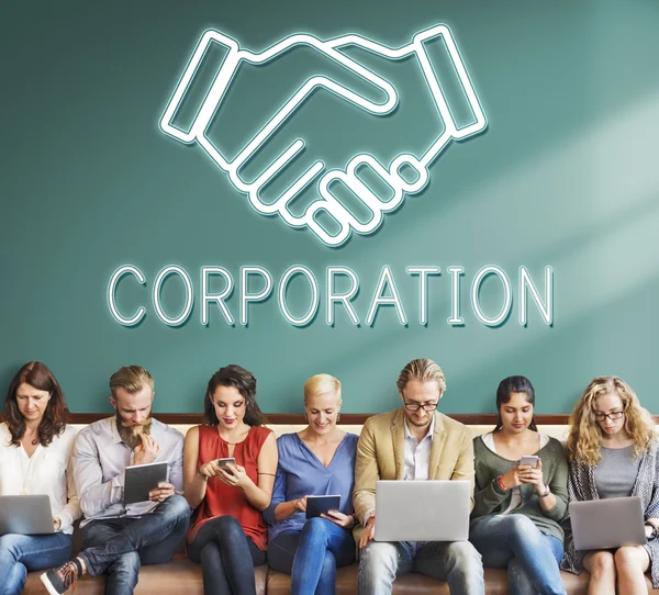 Persone siedono con i dispositivi e Corporation — Foto Stock