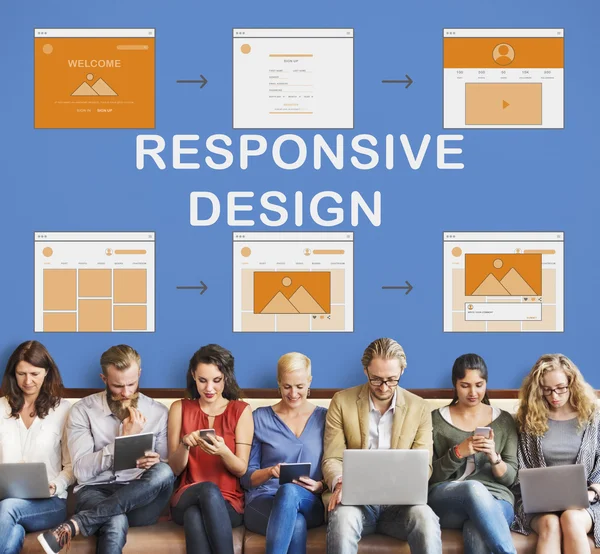 As pessoas se sentam com dispositivos e design responsivo — Fotografia de Stock