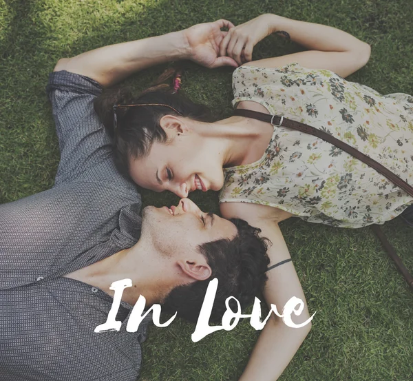 Süßes Paar liegt auf Gras — Stockfoto