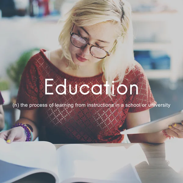 Mujer joven estudiando en el aula — Foto de Stock