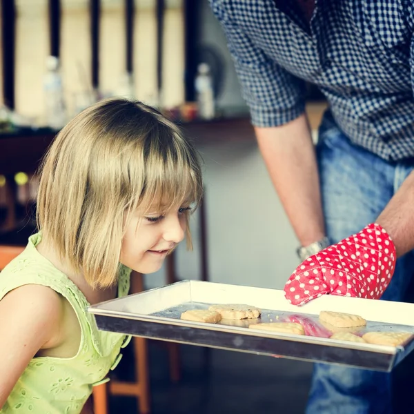 Meisje koken met vader — Stockfoto