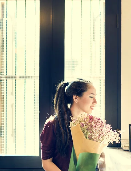 花の花束を保持している女性 — ストック写真