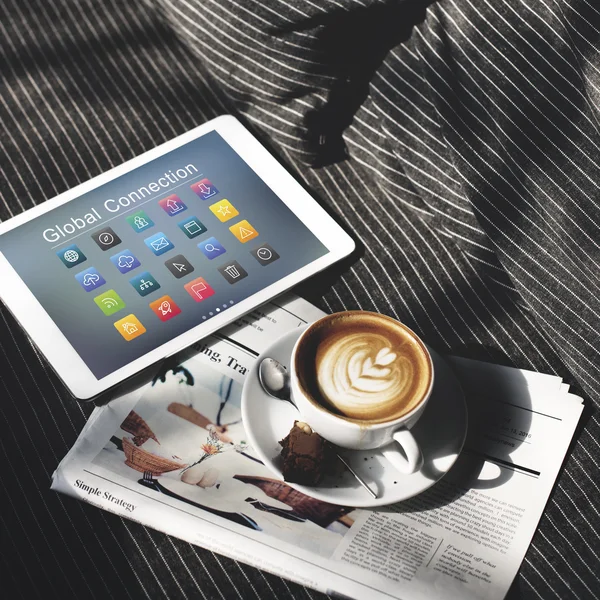 Krant en digitale Tablet — Stockfoto