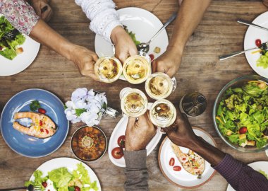 Arkadaşlar birlikte yemek