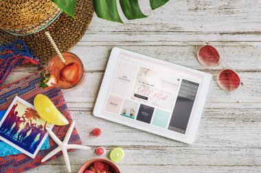 meyve ve dijital tablet ile ahşap masa