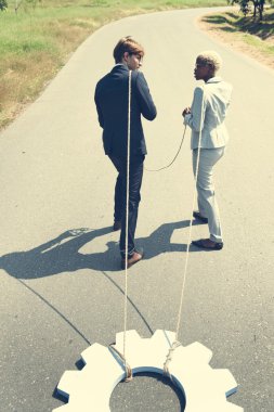 İş adamı ve iş kadını Dişli çark çekin