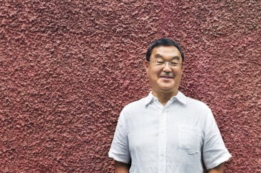 Gülümseyen kıdemli Japon adam