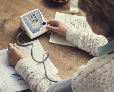 kadın kan basıncı kontrol