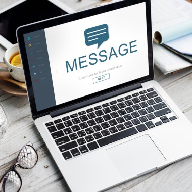 ekrandaki bilgileri ile dizüstü bilgisayar