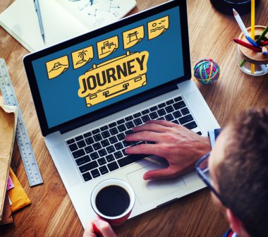 İşadamı dizüstü bilgisayarla çalışıyor