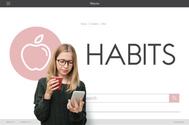 smartphone ve kırmızı Kupası kızla