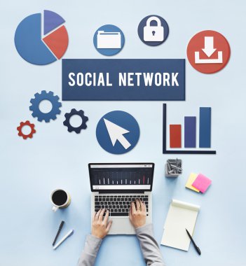 laptop ile çalışan kişi