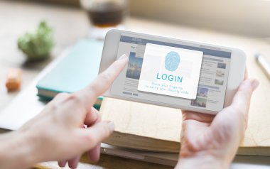 Akıllı telefon tutan adam.