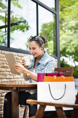 Tablet café'de kullanan kadın