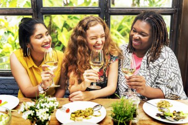 Asılı ve birlikte yemek kadın