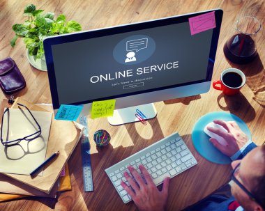 Bilgisayar kullanan adam 